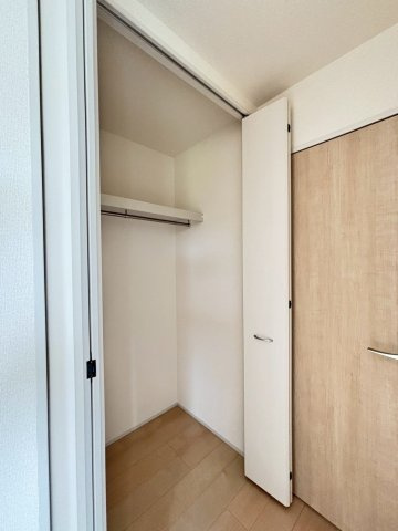 熊谷市中恩田　新築一戸建て　リーブルガーデン　01の収納|お部屋を最大限広く使えるように設計された、奥行きのあるクローゼットです！棚板の高さを調整できるので、収納するものに合わせてカスタマイズ可能です♪扉が大きく開くので、荷物の出し入れも非常にスムーズです。