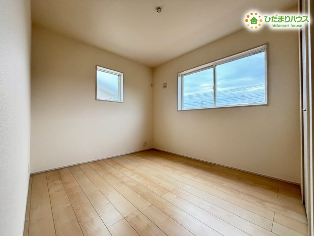 熊谷市中恩田　新築一戸建て　リーブルガーデン　01の子供部屋|日当たり良好で明るいお子様部屋です！
コンパクトながらも収納がしっかり確保されており、お片付けの習慣が自然と身につきます！