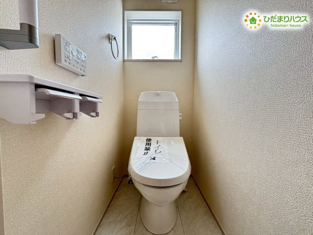 熊谷市中恩田　新築一戸建て　リーブルガーデン　01のトイレ|2階にも完備された温水洗浄機能付きのトイレです！
夜中に階段を上り下りする必要がなく、小さなお子様がいるご家庭でも非常に便利です☆
白を基調とした空間に小窓があり、常に清潔で爽やかな空気を保てます。