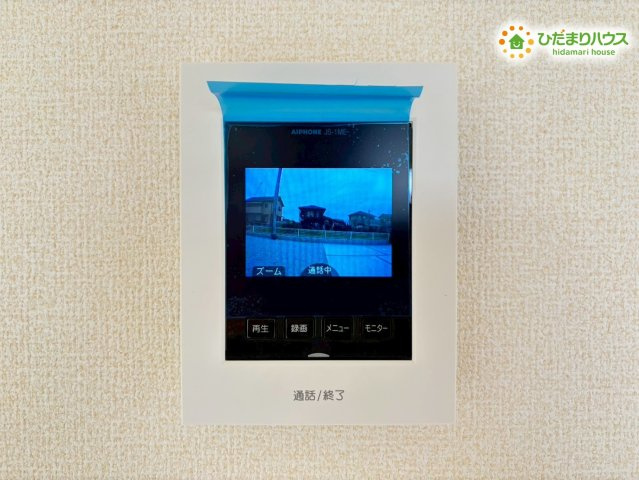熊谷市中恩田　新築一戸建て　リーブルガーデン　01の防犯設備|モニター付きインターホンが完備されており、防犯面も安心です！
来客の顔を室内から確認できるので、お子様の留守番時も心強い設備です♪
操作も簡単で分かりやすく、日々の暮らしに安心をプラスしてくれます。