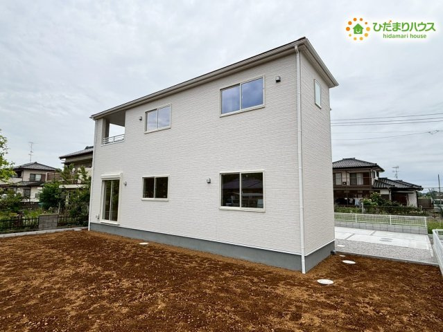 熊谷市中恩田　新築一戸建て　リーブルガーデン　01の外観|落ち着いた住環境に建つ、モダンな雰囲気の2階建て住宅です！
周囲に高い建物が少ないため、プライバシーを守りつつも開放感のある暮らしが叶います(^^)/