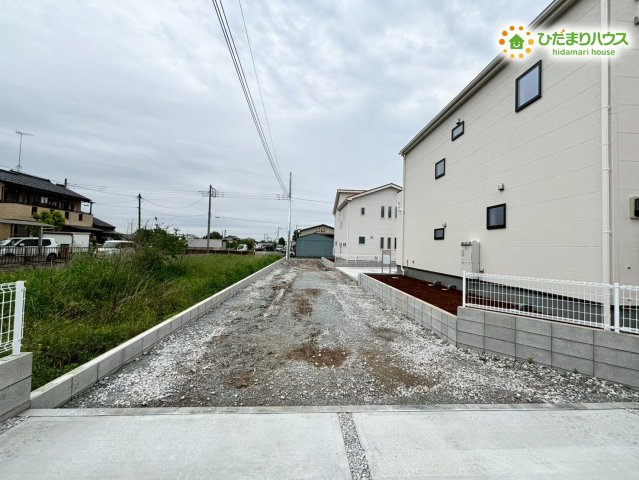 熊谷市中恩田　新築一戸建て　リーブルガーデン　01の前面道路含む現地写真|車がゆったりと通れる広さの前面道路です！
交通量が少ないため、小さなお子様がいるご家庭でも安心してお散歩に出かけられます！