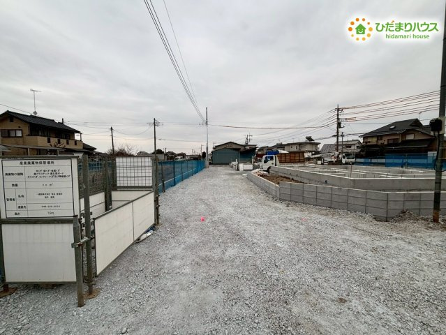 熊谷市中恩田　新築一戸建て　リーブルガーデン　01の前面道路含む現地写真
