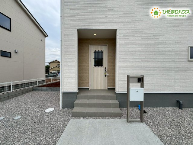 熊谷市中恩田　新築一戸建て　リーブルガーデン　01の玄関|玄関先には屋根があるため、雨の日でも濡れずに鍵を開けることができます！
段差の少ないアプローチで、ご年配の方やお子様も安全に出入り可能です♪
ポストも操作しやすい位置にあり、毎日の利便性が◎です。