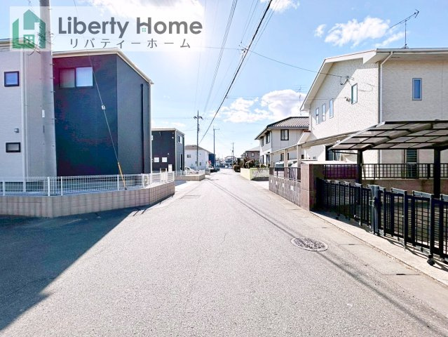 古河市久能　中古戸建の前面道路含む現地写真