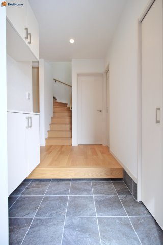 神戸市西区池上2丁目　新築戸建　の玄関|●年中無休：当日予約可●玄関になります。大きな靴箱が付いていますので、大変便利でございます。