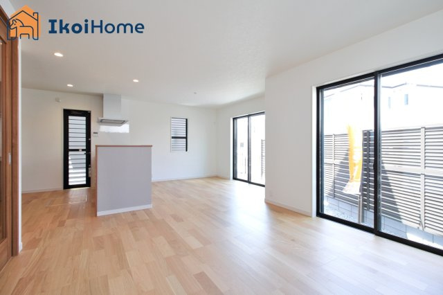 神戸市西区池上2丁目　新築戸建　の居間・リビング|●年中無休：・当日予約可●1階のLDK19.6帖です。カウンターキッチンからは室内が見渡せます。