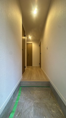 【玄関】 | 秀和警固レジデンス☆仲介手数料無料☆ | 収納力のあるシューズボックスを備えたスッキリとした玄関。落ち着いた内装が、住まいの顔としてお客様や家族を優しく迎え入れます。毎日を気持ちよくスタートできる、清潔感のある空間です。
