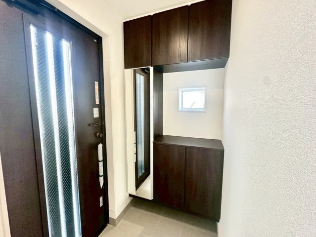 練馬区谷原6丁目　長期優良住宅　太陽光パネル搭載　限定1棟の玄関