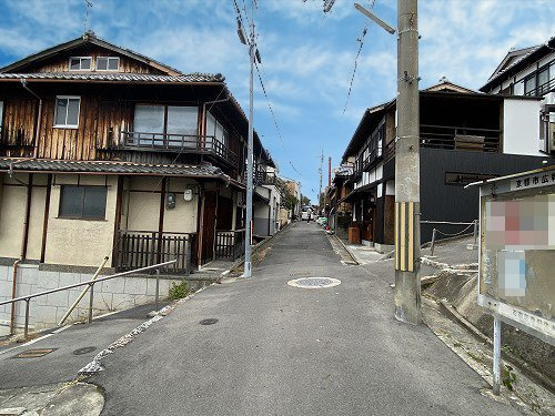 吉田中大路町　中古戸建の前面道路含む現地写真