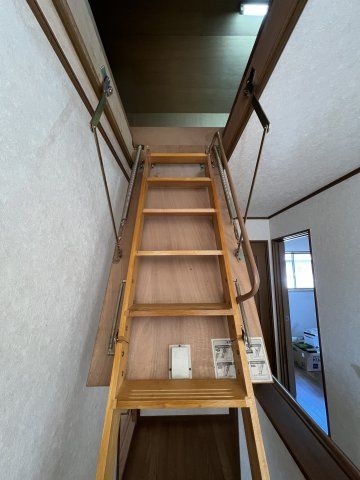津山市志戸部中古住宅　6LDK＋インナーガレージのその他|屋根裏への階段