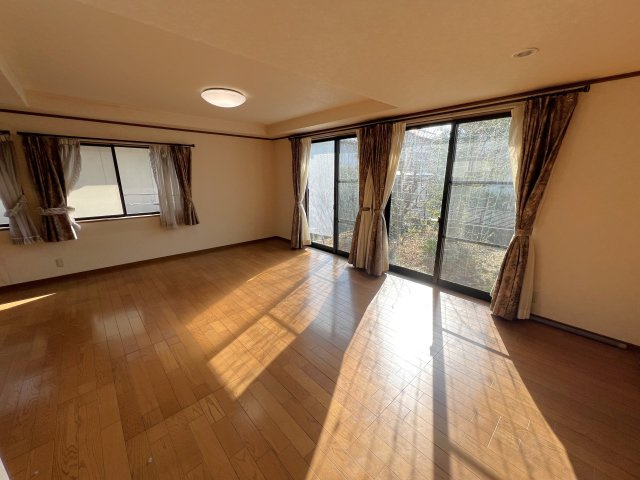 津山市志戸部中古住宅　6LDK＋インナーガレージの居間・リビング