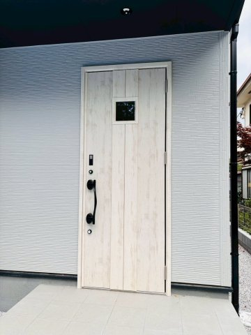 あきる野市上代継第2　1号棟　小学校徒歩2分！子育てに安心の住環境☆の玄関|白い玄関扉が爽やかな印象♪住まいの第一印象を明るく演出してくれます☆