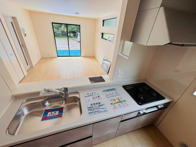 あきる野市上代継第2　1号棟　小学校徒歩2分！子育てに安心の住環境☆のキッチン|対面キッチンを採用♪リビングを見渡せるため、ご家族との会話も弾みます☆