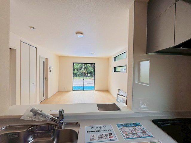 あきる野市上代継第2　1号棟　小学校徒歩2分！子育てに安心の住環境☆のキッチン|対面キッチンを採用♪リビングを見渡せるため、ご家族との会話も弾みます☆