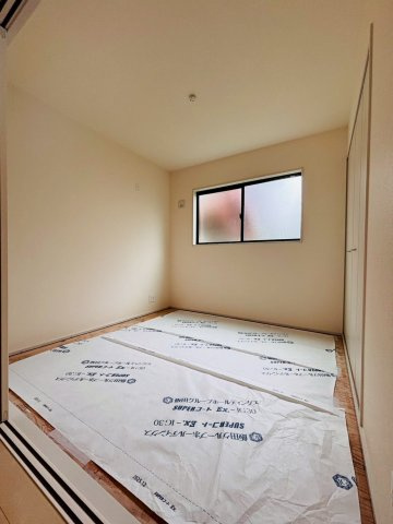 あきる野市上代継第2　1号棟　小学校徒歩2分！子育てに安心の住環境☆の和室|リビング横の和室♪くつろぎや客間、子育てスペースにも使える便利な空間です☆