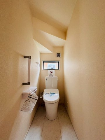 あきる野市上代継第2　1号棟　小学校徒歩2分！子育てに安心の住環境☆のトイレ|窓付きの明るいトイレ♪自然換気ができ、いつでも快適にお使いいただけます☆