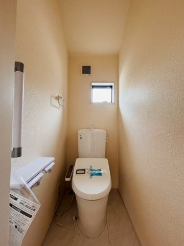 あきる野市上代継第2　1号棟　小学校徒歩2分！子育てに安心の住環境☆のトイレ|窓付きの明るい2階トイレ♪自然換気ができ、いつでも快適にお使いいただけます☆
