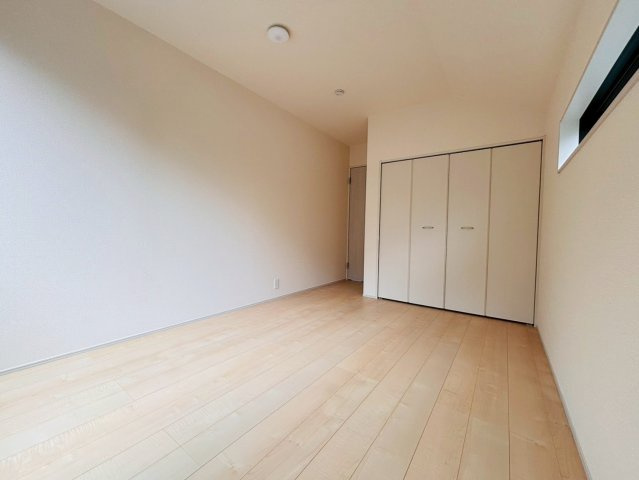 あきる野市上代継第2　1号棟　小学校徒歩2分！子育てに安心の住環境☆の洋室|バルコニー付き6.5帖洋室♪明るく風通しも良く、心地よいプライベート空間です☆