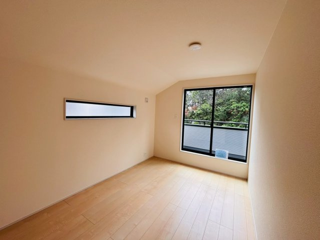 あきる野市上代継第2　1号棟　小学校徒歩2分！子育てに安心の住環境☆の洋室|バルコニー付き6.5帖洋室♪明るく風通しも良く、心地よいプライベート空間です☆