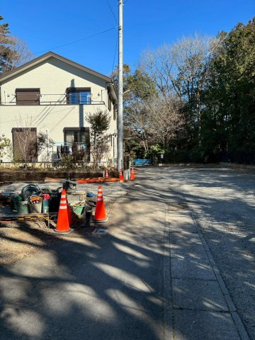 あきる野市上代継第2　1号棟　絶賛建設中！！の前面道路含む現地写真