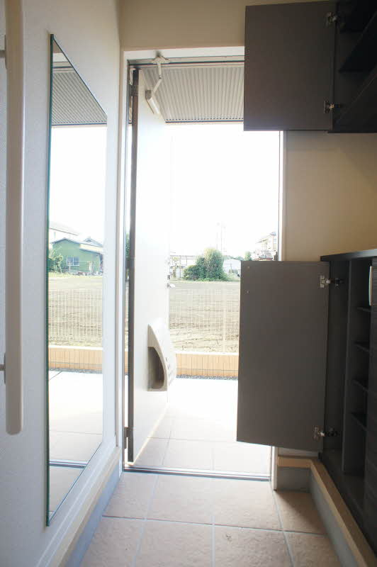 ソレイユ・ヴェルジェＣの玄関|玄関　シューズボックス・姿見鏡もございます。