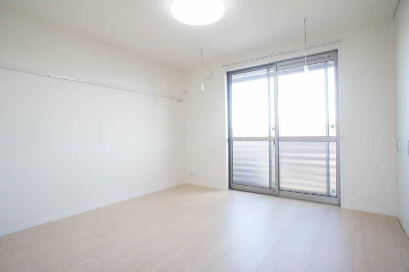 ソレイユ・ヴェルジェＣの洋室|2階7.5帖洋室　室内物干し・ピクチャーレールがございます