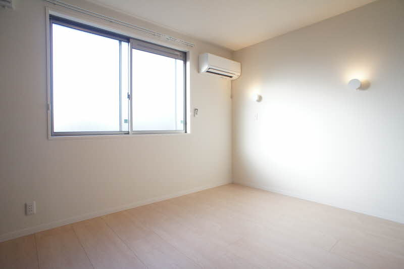 ソレイユ・ヴェルジェＣの洋室|2階6.4帖洋室　エアコン付き　間接照明もございます