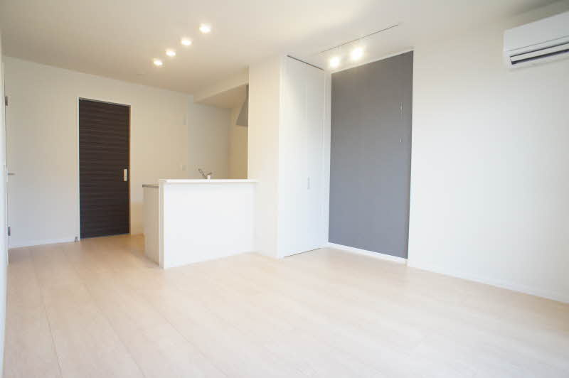 ソレイユ・ヴェルジェＣの居間・リビング|スライディングライトがございます。アクセントクロスもあり高級感のある雰囲気です。