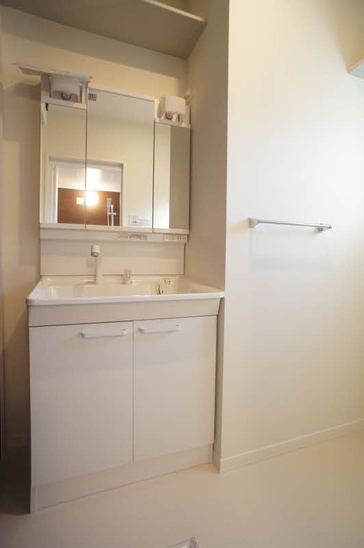 ソレイユ・ヴェルジェＣの洗面所|シャワー付き・3面鏡洗面台