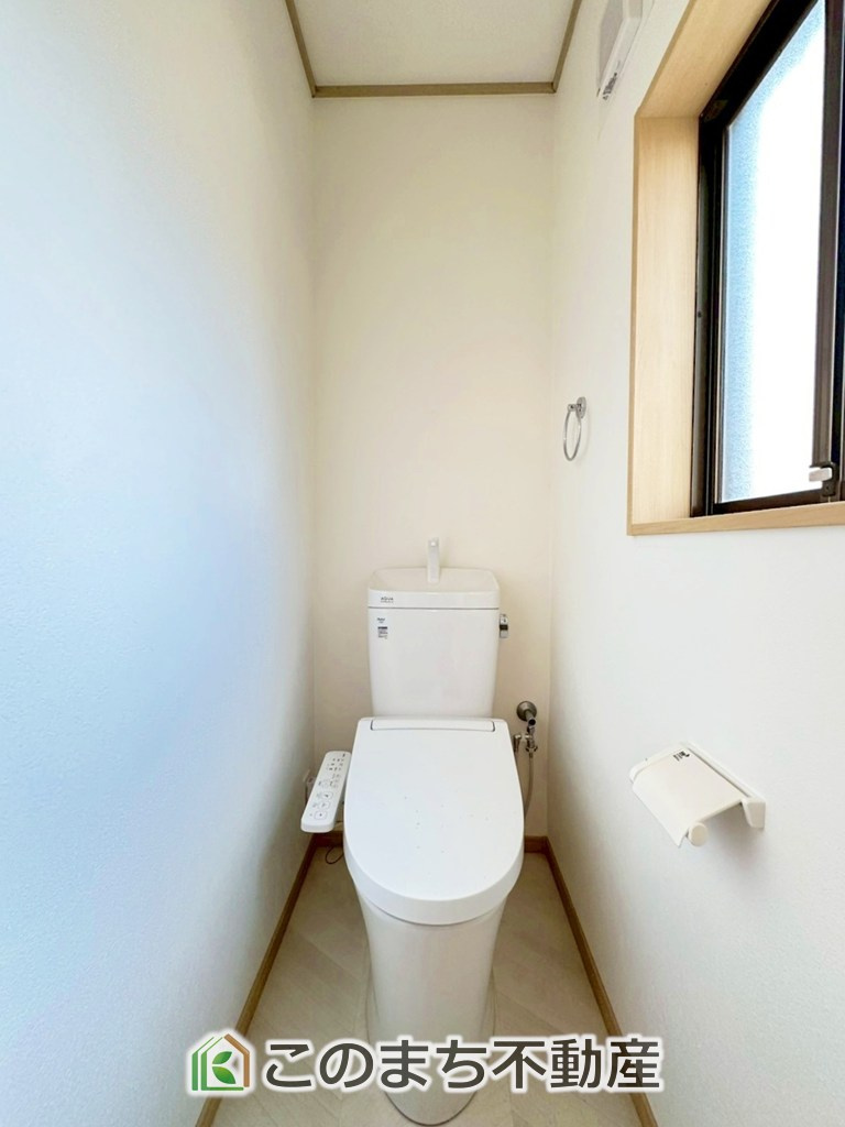 KEM小山市羽川1期　中古戸建の収納|小窓から換気ができて清潔なトイレスペース☆温水洗浄便座搭載です！
