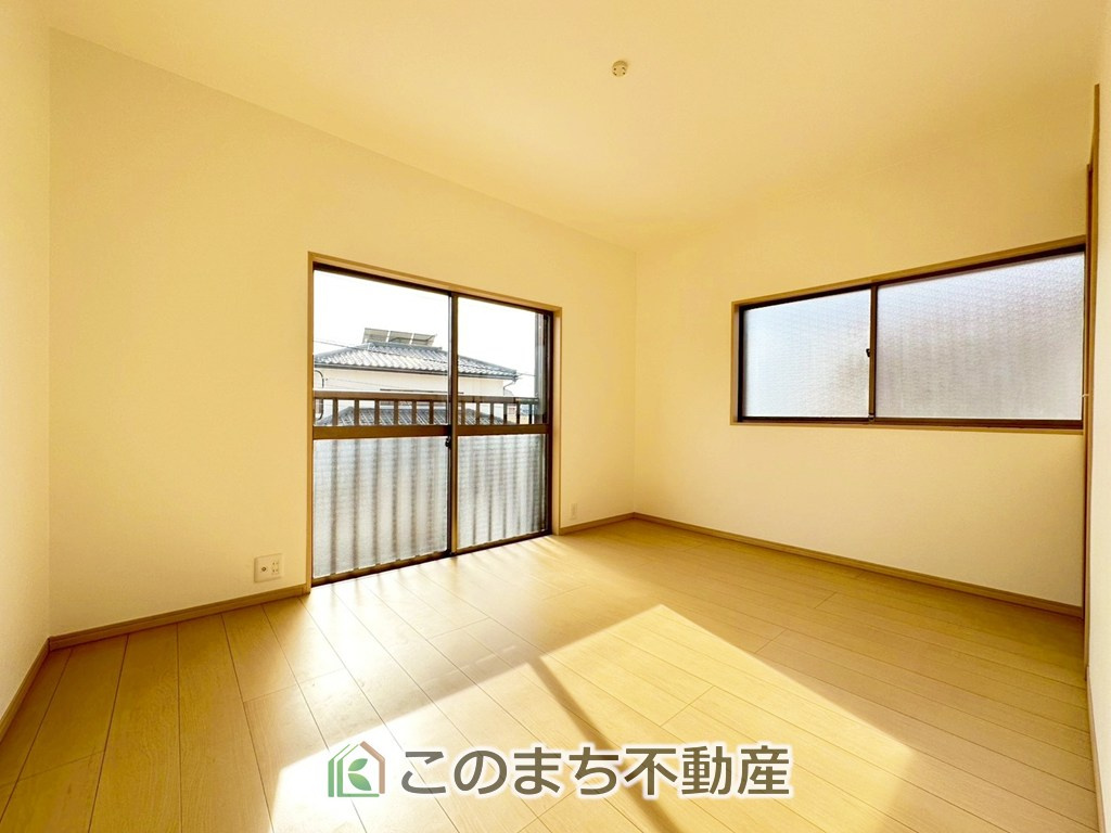 KEM小山市羽川1期　中古戸建の洋室|柔らかい陽光が差し込む明るいお部屋を演出する設計。彩光の取れる窓が気持ちの良いお部屋を創り上げます。
