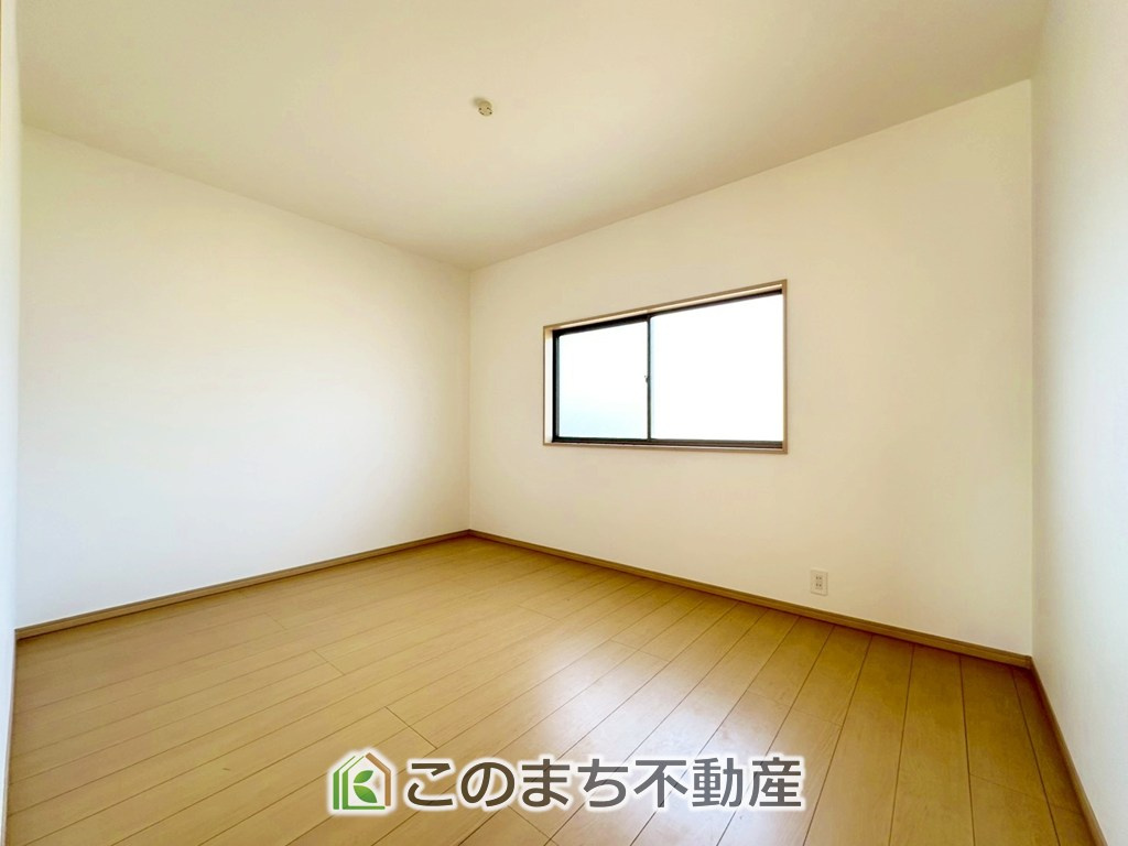 KEM小山市羽川1期　中古戸建の洋室|洋室はお手入れのしやすいフローリング仕様です。普段はフロアモップなどを使って、簡単にお掃除していただけます◎
