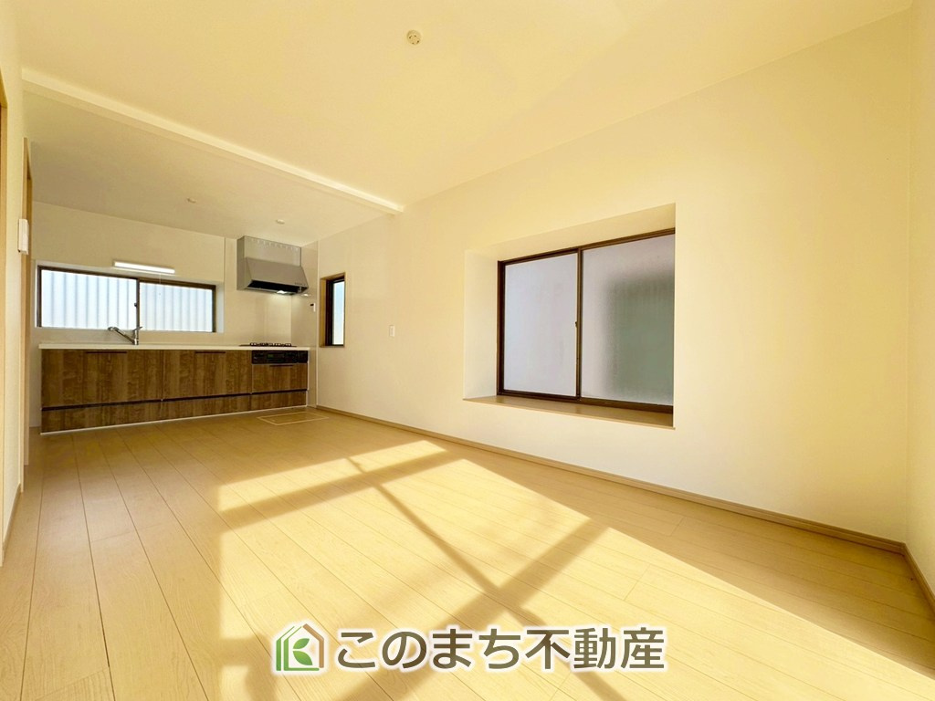 KEM小山市羽川1期　中古戸建の居間・リビング|ＬＤＫは明るく日中電気をつけなくても生活出来るエコ住宅！！
