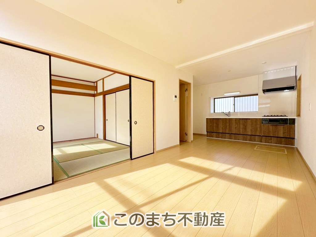 KEM小山市羽川1期　中古戸建の居間・リビング|オープンでのびやかな空間を生み出す、こだわりの広がりとゆとり。家族と過ごす時間を大切にしたい方にぴったりの明るくゆとりある住空間です。
