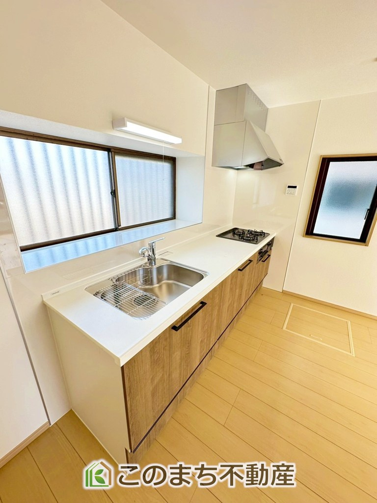 KEM小山市羽川1期　中古戸建のキッチン|デザイン性と機能性を兼ね備えたキッチンです。リビングスペースとの一体感が生まれ、広々空間を演出してくれます。
