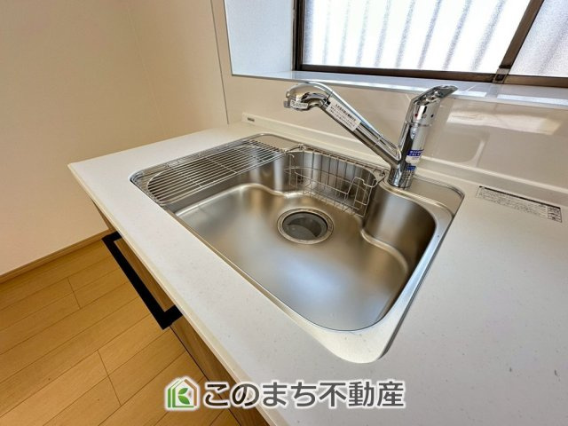 KEM小山市羽川1期　中古戸建の設備|ビルトイン型浄水器を内蔵したキッチン水栓。お米を研いだり、野菜を洗ったりするときなど用途に応じてワンタッチで浄水に切り替えが可能です。カートリッジ式なので、フィルターを簡単に交換する事が出来ます。
