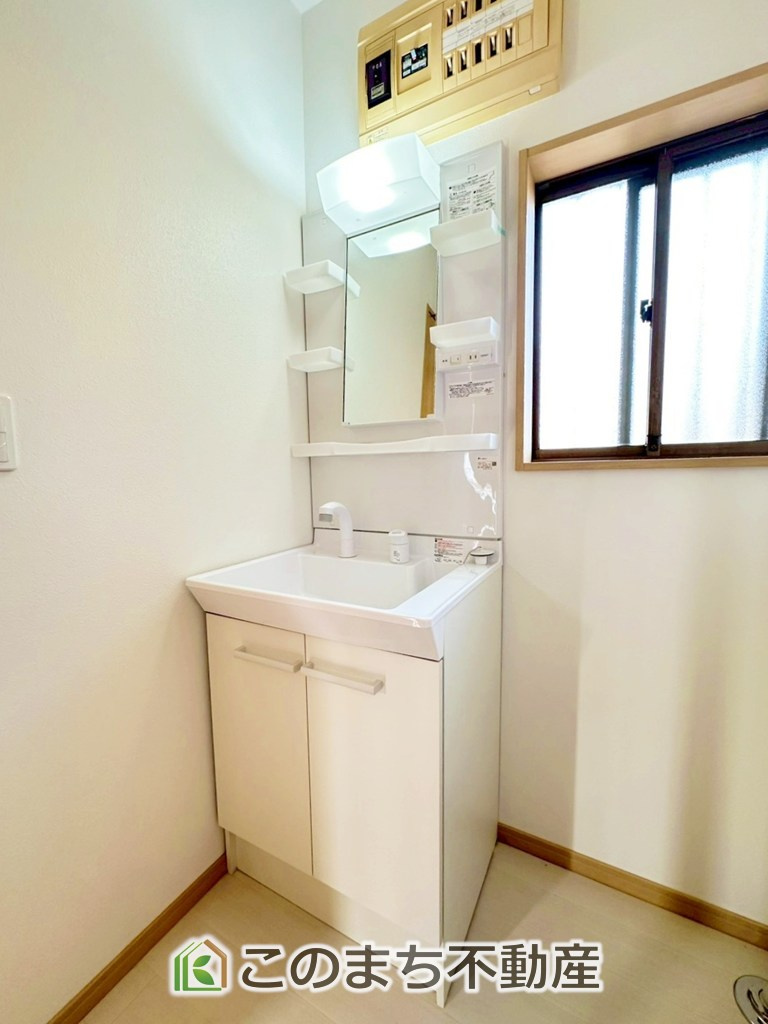 KEM小山市羽川1期　中古戸建の独立洗面台|身支度に便利なシャワー付きの洗面台です。帰宅時の手洗いもスムーズ！小窓が備わっており、湿気のこもりがちな空間の換気にも役立ちます◎
