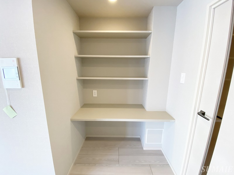 オープンブルーム尾久の内装|備え付けデスク☆