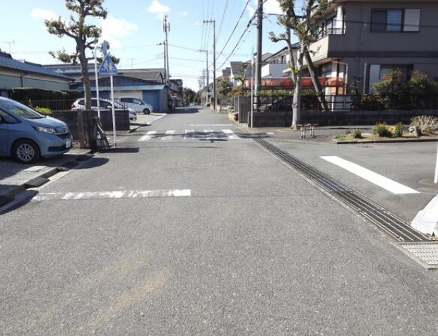 【土地】鶴ヶ島市松ヶ丘建築条件付き売地の前面道路含む現地写真|前面道路含む現地写真です