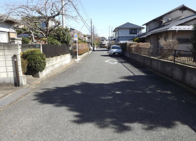 【土地】鶴ヶ島市松ヶ丘建築条件付き売地の前面道路含む現地写真|前面道路含む現地写真です