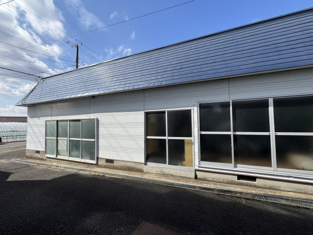 想定年間賃料　万　想定利回り　％　木造の外観