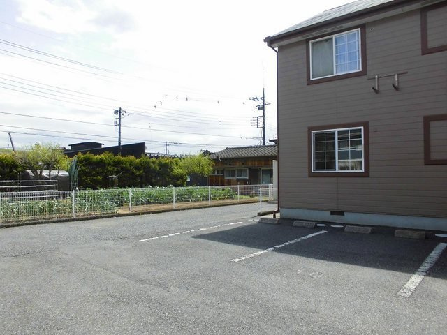 コンフォールメゾンの駐車場|駐車場があるので、車を買う予定の方も安心です