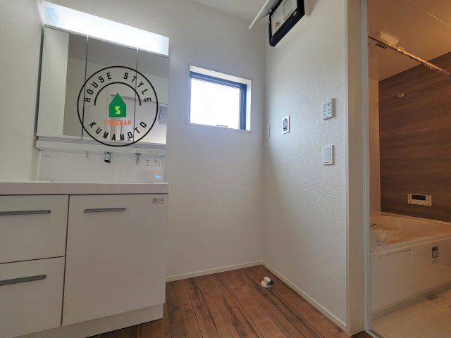 菊池郡菊陽町大字原水第5-5棟(1号棟)の内観：施工例|ゆとりの洗面スペースで朝の身支度もスムーズに。暮らしを快適に変えるシャワー付洗面台です！