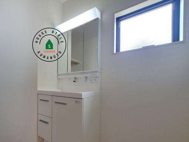 菊池郡菊陽町大字原水第5-5棟(1号棟)の内観：施工例|毎日使うものだから清潔な空間を保ちたい水回り。洗面にはそんな願いを解消させてくれる収納アイデアが満載です。三面鏡の裏側にはキャビネットが現れ小物から背の高い物まで収納できます。