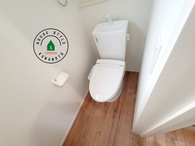 菊池郡菊陽町大字原水第5-5棟(1号棟)の内観：施工例|温水洗浄便座を完備しております。2ヶ所にトイレがあるのは朝の慌ただしい時間も安心です。