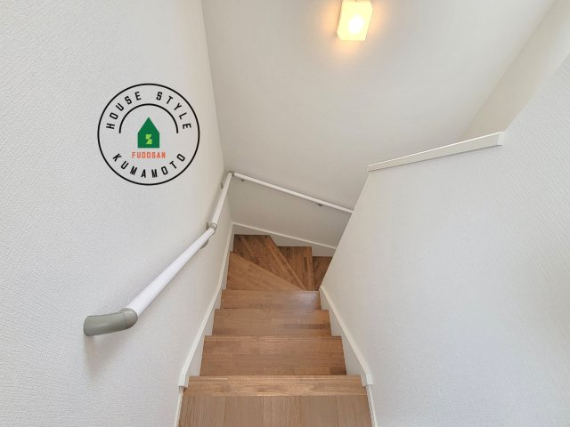 菊池郡菊陽町大字原水第5-5棟(1号棟)の内観：施工例|＜手すり付階段＞手すりがないと階段の昇り降りで危険なことはもちろん、壁に手をつきながら歩くことで壁紙が汚れやすくなります。すべての方に快適に昇り降りしていただくため、手すりを設置しました。