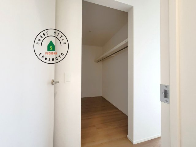 菊池郡菊陽町大字原水第5-5棟(1号棟)の内観：施工例|洋服や大きな荷物が多い方や人数の多いご家族などは、一般的なクローゼットよりもウォークインクローゼットのほうが使い勝手が良いです。