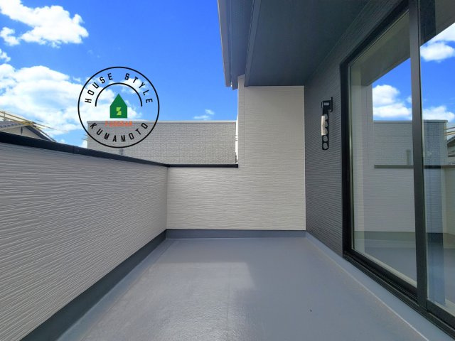 菊池郡菊陽町大字原水第5-5棟(1号棟)の外観：施工例|風をしっかりと感じられるバルコニーでは、毎日が洗濯日和です。広々としているので洗濯も楽しくなるでしょうし、気分転換にバルコニーからの眺めを楽しむのもいいでしょう。