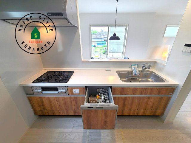 菊池郡菊陽町大字原水第5-5棟(1号棟)の設備|ビルトインタイプで、キッチンと同じカラーにすることにより一体感を持たせることができます。乾燥機能が備わっているため家事の時間が短縮できます。